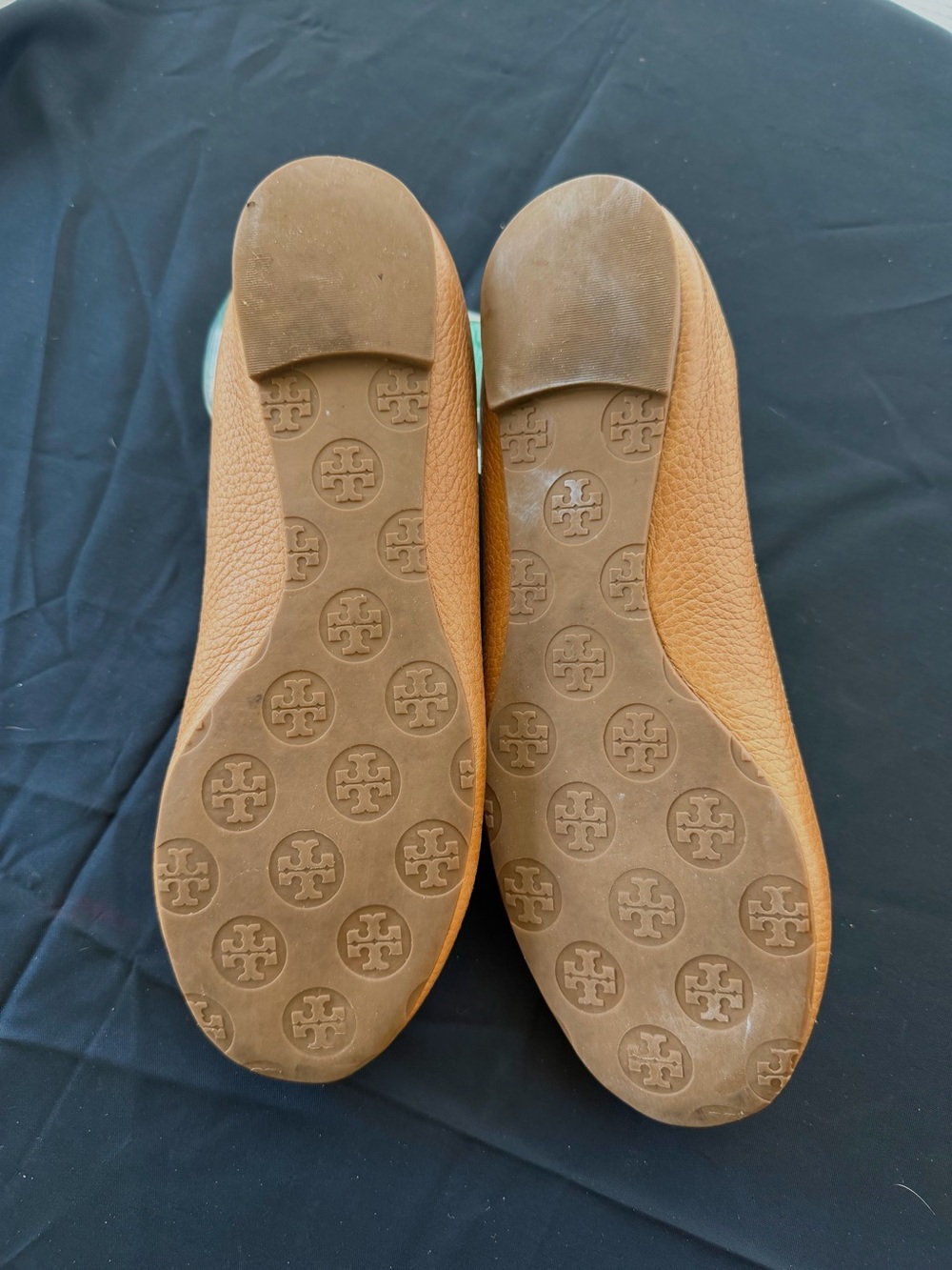 Tory Burch Reva Ballet Flats Women 7M Tan Pebbled Leather Logo Medallion Classic - Picture 2 of 4